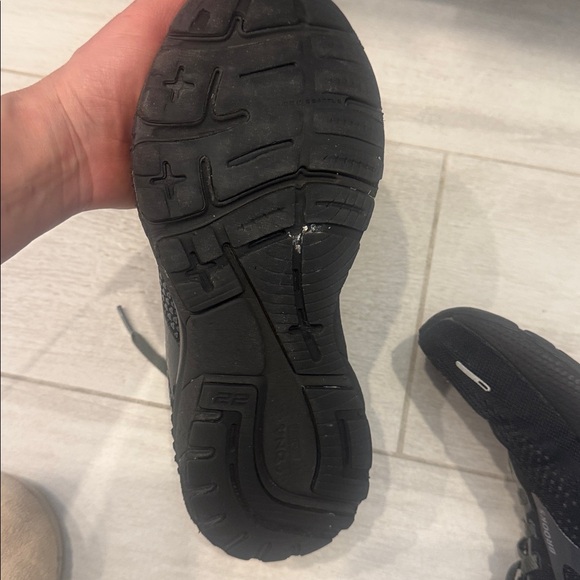 Brooks women Black Athletic Shoes - Picture 6 of 9